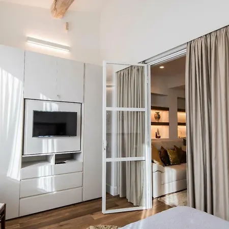 Oltrarno Lily Apartment